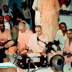 Kirtan by Radhanath Swami Maharaj 283x283 Radhanath Swami As a Music Lover