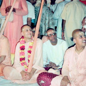 Radhanath Swami 90040018 283x283 Radhanath Swami With Other Devotees