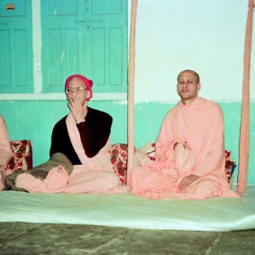 Radhanath Swami 90050028 283x283 Radhanath Swami With Other Devotees