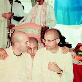 Radhanath Swami 90060001 283x283 Radhanath Swami With Other Devotees