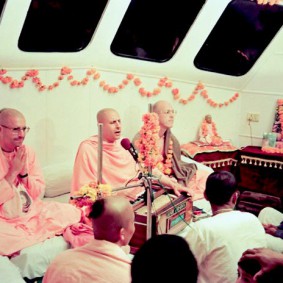 Radhanath Swami 90060003 283x283 Radhanath Swami With Other Devotees
