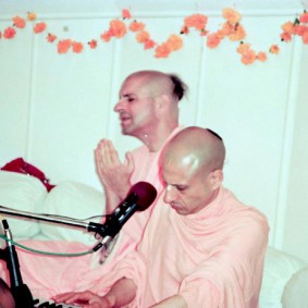 Radhanath Swami 90060013 283x283 Radhanath Swami With Other Devotees