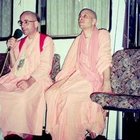 Radhanath Swami 90060021 283x283 Radhanath Swami With Other Devotees
