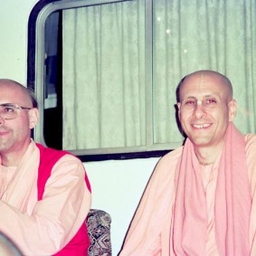 Radhanath Swami 90060023 283x283 Radhanath Swami With Other Devotees