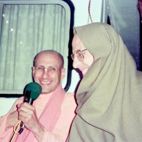 Radhanath Swami 90060027 283x283 Radhanath Swami With Other Devotees