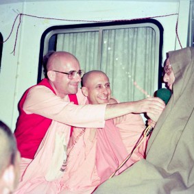 Radhanath Swami 90060028 283x283 Radhanath Swami With Other Devotees