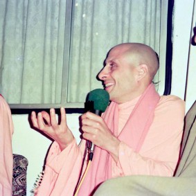 Radhanath Swami 90060029 283x283 Radhanath Swami With Other Devotees