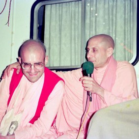 Radhanath Swami 90060031 283x283 Radhanath Swami With Other Devotees