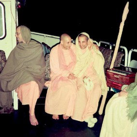 Radhanath Swami 90060035 283x283 Radhanath Swami With Other Devotees