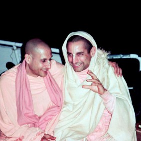 Radhanath Swami 90060036 283x283 Radhanath Swami With Other Devotees
