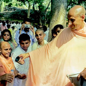 Radhanath Swami 90220013 283x283 Radhanath Swami With Other Devotees