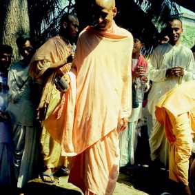 Radhanath Swami 90220014 283x283 Radhanath Swami With Other Devotees