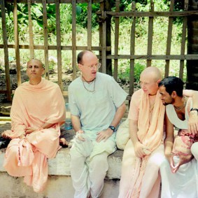 Radhanath Swami 90220017 283x283 Radhanath Swami With Other Devotees