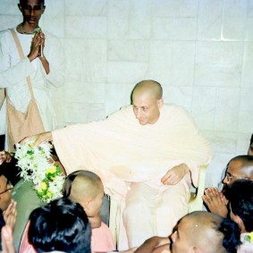 Radhanath Swami 90220034 283x283 Radhanath Swami With Other Devotees