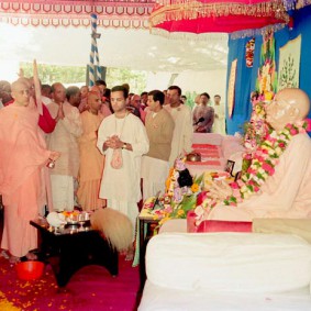 Radhanath Swami 90300030 283x283 Radhanath Swami With Other Devotees