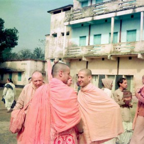 Radhanath Swami 90360013 283x283 Radhanath Swami With Other Devotees