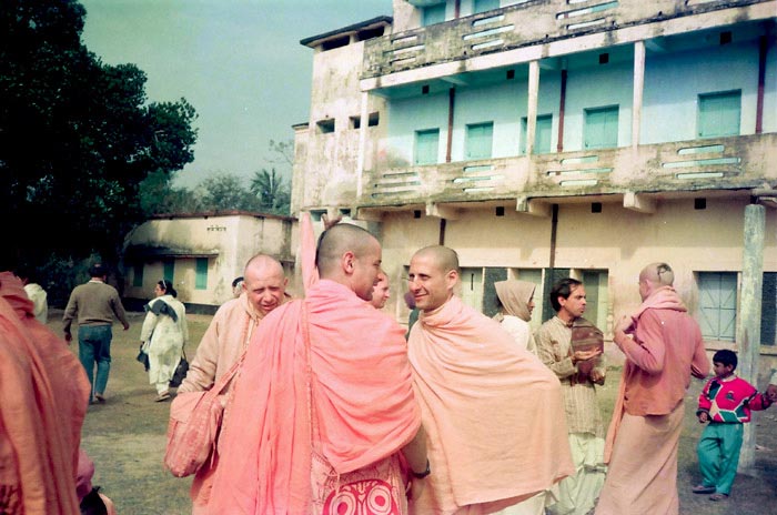 Radhanath Swami talking with his Godbrother