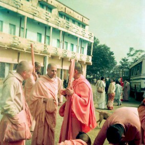 Radhanath Swami 90360019 283x283 Radhanath Swami With Other Devotees
