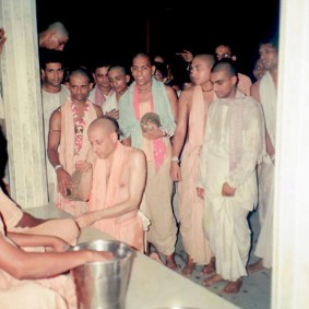 Radhanath Swami 90430011 283x283 Radhanath Swami With Other Devotees