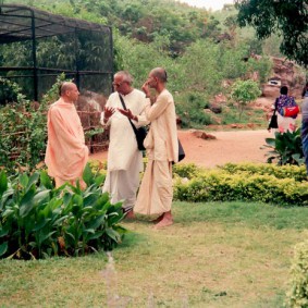 Radhanath Swami 90430023 283x283 Radhanath Swami With Other Devotees