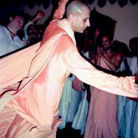 Radhanath Swami Dances in a Kirtan 283x283 Radhanath Swami As a Music Lover
