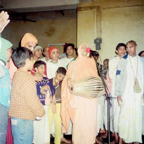 Radhanath Swami Leads Kirtan 90210001 283x283 Radhanath Swami As a Music Lover