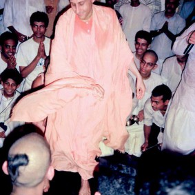 Radhanath Swami Maharaj in a Kirtan 283x283 Radhanath Swami As a Music Lover
