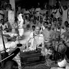 Radhanath Swami Performing Kirtan 283x283 Radhanath Swami As a Music Lover