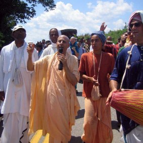 Radhanath Swami Singing For Lord Jagnnath 283x283 Radhanath Swami As a Music Lover