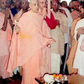 Radhanath Swami doing Aarti 283x283 Radhanath Swami With Other Devotees