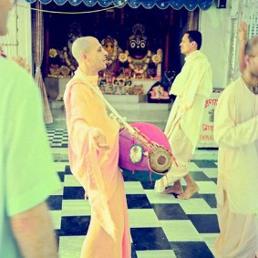 Radhanath Swamis Kirtan 90440014 283x283 Radhanath Swami As a Music Lover