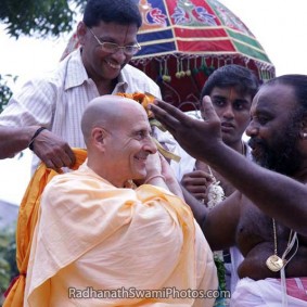 RadhanathSwami 651 283x283 Radhanath Swami With Other Devotees