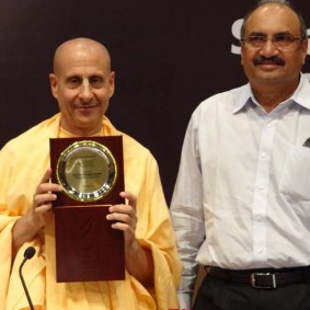DSC00963 283x283 Radhanath Swami at Gujarat Book Launch