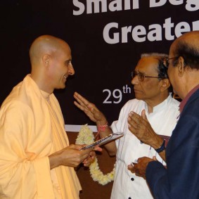DSC00967 283x283 Radhanath Swami at Gujarat Book Launch