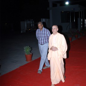 DSC 0036 283x283 Radhanath Swami at Gujarat Book Launch