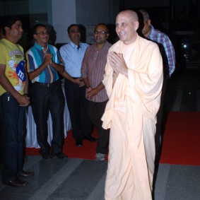 DSC 0039 283x283 Radhanath Swami at Gujarat Book Launch