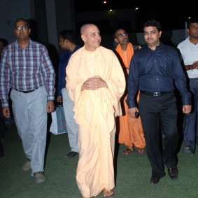 DSC 0042 283x283 Radhanath Swami at Gujarat Book Launch