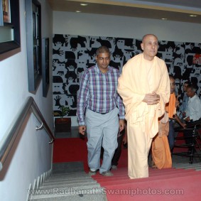 DSC 0048 283x283 Radhanath Swami at Gujarat Book Launch