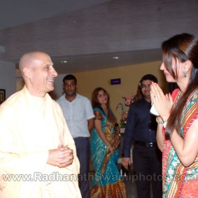 DSC 0049 283x283 Radhanath Swami at Gujarat Book Launch