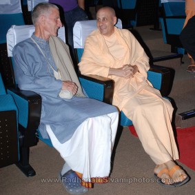 DSC 0066 283x283 Radhanath Swami at Gujarat Book Launch
