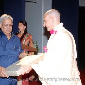 DSC 0129 283x283 Radhanath Swami at Gujarat Book Launch