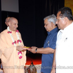 DSC 0136 283x283 Radhanath Swami at Gujarat Book Launch