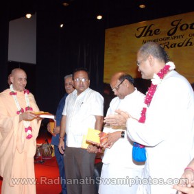 DSC 0138 283x283 Radhanath Swami at Gujarat Book Launch