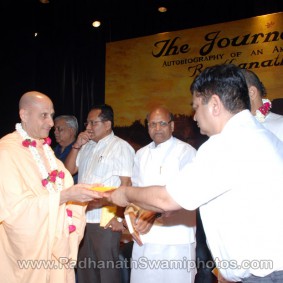 DSC 0139 283x283 Radhanath Swami at Gujarat Book Launch