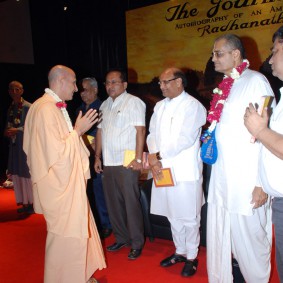 DSC 0140 283x283 Radhanath Swami at Gujarat Book Launch