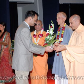 DSC 0144 283x283 Radhanath Swami at Gujarat Book Launch