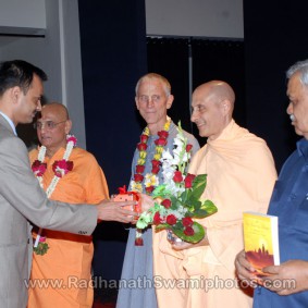 DSC 0145 283x283 Radhanath Swami at Gujarat Book Launch