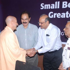 Radhanath swami meets R 283x283 Radhanath Swami at Gujarat Book Launch