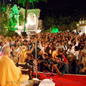 Radhanath Swami Perfoming Kirtan 283x283 Radhanath Swami At Birla House