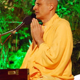Radhanath Swami Praying 283x283 Radhanath Swami At Birla House